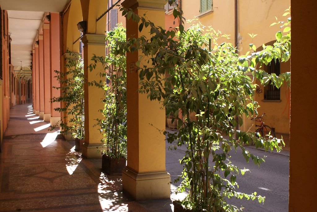 Portiques colorés de Bologne : ses arcades