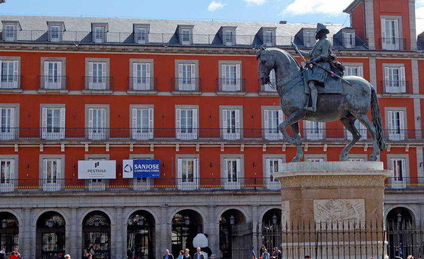 statue du roi Felipe III à cheval sur la plaza Mayor de madrid