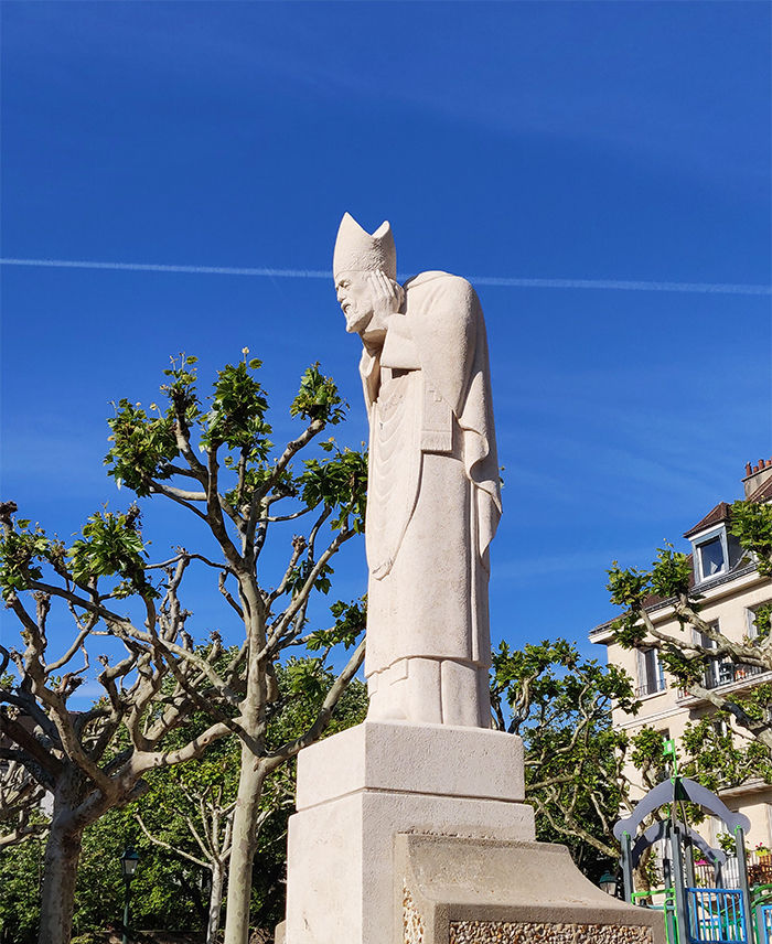  Statue de Saint-Denis à MontMartre paris