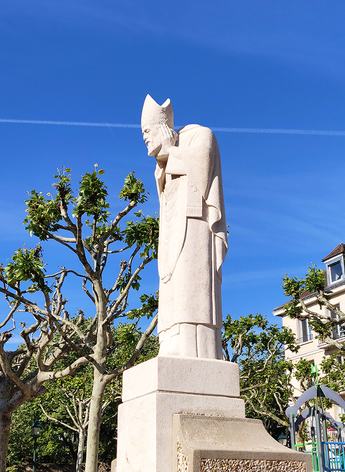 Paris - Montmartre : la statue de Saint Denis décapité