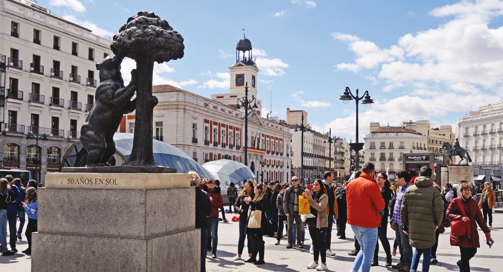 madrid puerta del sol statue sans